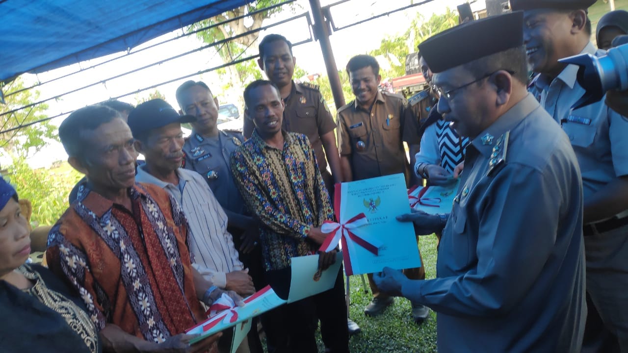 Yaumil Ambo Djiwa Serahkan Sertifikat Tanah Program Redistribusi